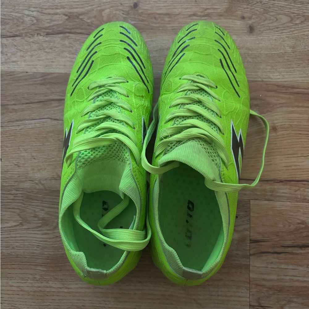 Lotto Men's Neon Green soccer cleats size 9